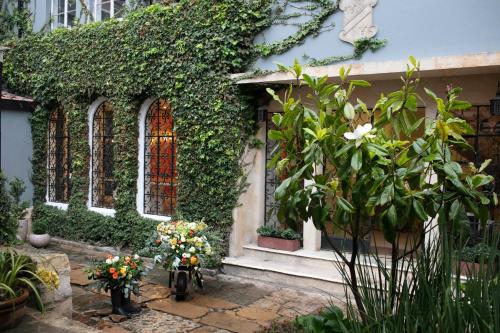 Converted family house with garden in a residential Santiago street